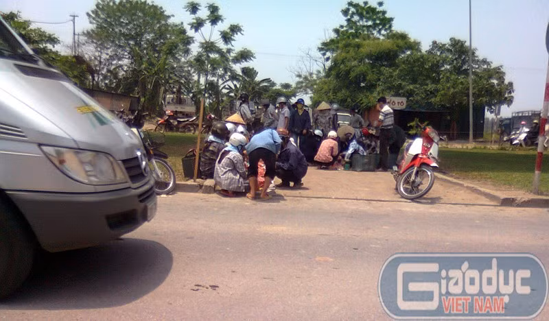 Chợ thịt ôi họp ngang nhiên