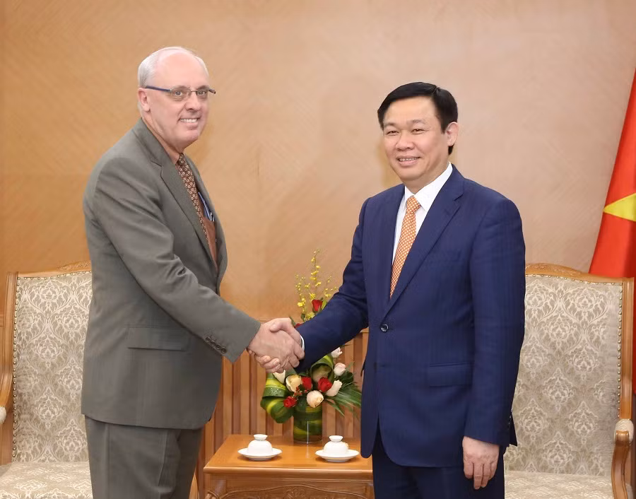 Phó Thủ tướng Chính phủ Vương Đình Huệ tiếp GS John D. Graham, Hiệu trưởng Trường Chính sách công và Môi trường (SPEA), Đại học Indiana (Hoa Kỳ). ảnh: VGP.