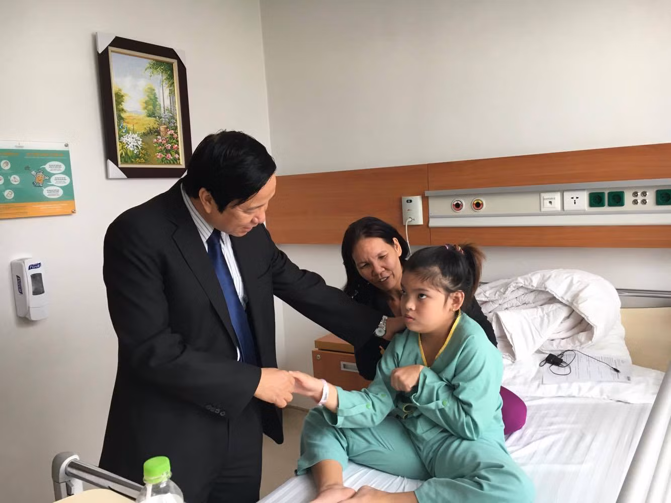 Thanh Tuyền bắt tay chào Giáo sư Nguyễn Thanh Liêm – người hồi sinh cuộc đời em – trước khi ra viện. Thanh Tuyền bắt tay chào Giáo sư Nguyễn Thanh Liêm – người hồi sinh cuộc đời em – trước khi ra viện.