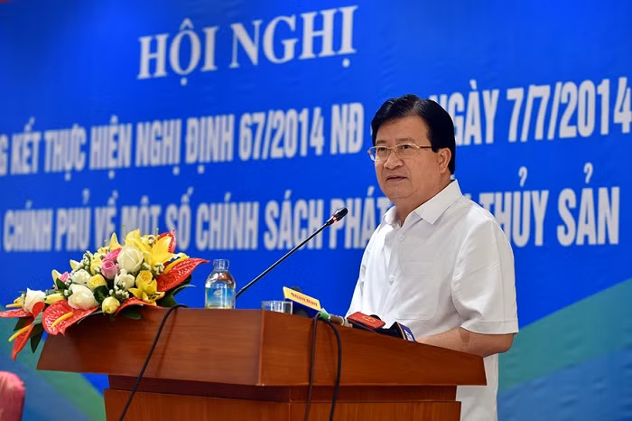 Phó Thủ tướng Trịnh Đình Dũng: “Phải tăng vai trò giám sát của người dân, chủ tàu cá trong quá trình đóng mới, bảo dưỡng, nâng cấp tàu cá”. ảnh: VGP. Phó Thủ tướng Trịnh Đình Dũng: “Phải tăng vai trò giám sát của người dân, chủ tàu cá trong quá trình đóng mới, bảo dưỡng, nâng cấp tàu cá”. ảnh: VGP.