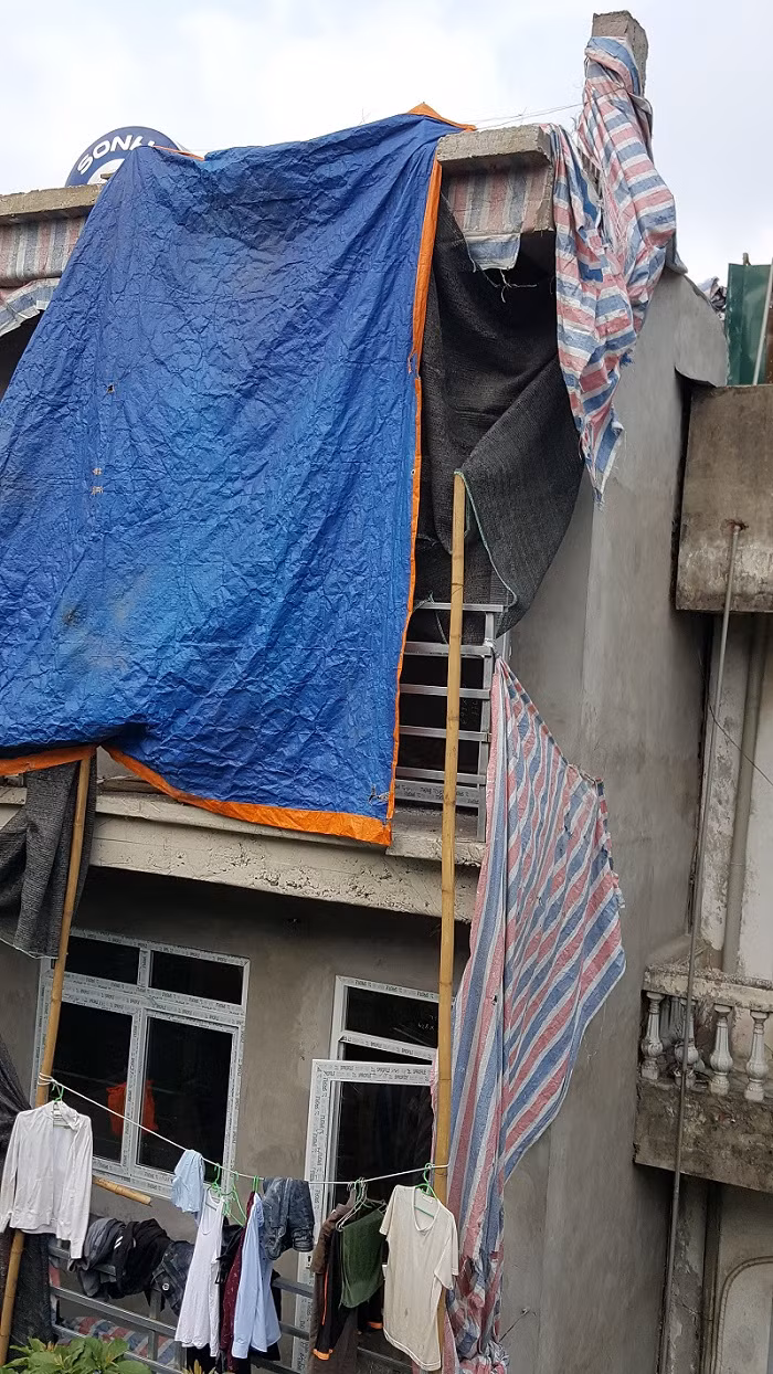 Nhà 202 đường Nghi Tàm vi phạm trật tự xây dựng: Vượt quá chiều cao cho phép và lấn chiếm khoảng không của cư dân; mở cửa sổ lớn và cửa đi ra ban công. Vì sao đã 6 tháng qua, Ủy ban Nhân dân phường Yên Phụ chưa thể giải quyết dứt điểm. ảnh: DL.