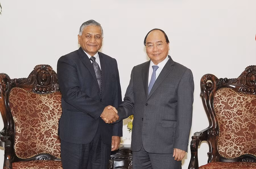 Thủ tướng Nguyễn Xuân Phúc tiếp Quốc vụ khanh Bộ Ngoại giao Ấn Độ - ôg Vijay Kumar Singh. ảnh: vgp.