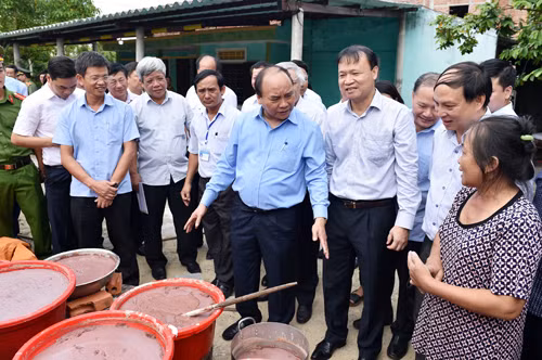 Thủ tướng trực tiếp thăm cơ sở sản xuất của người dân. ảnh: VGP.