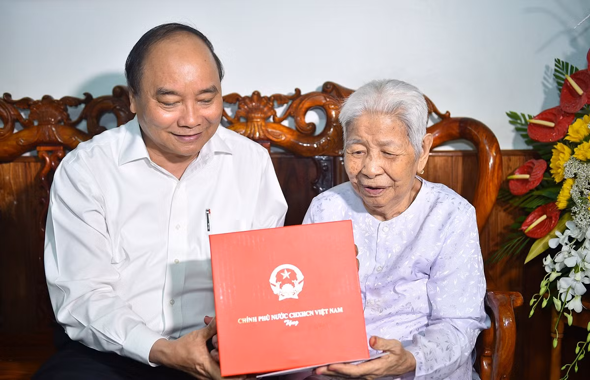 Thủ tướng Nguyễn Xuân Phúc đã tới thăm hỏi, động viên Mẹ Việt Nam Anh hùng Trần Thị Tư, thành phố Phan Thiết, Bình Thuận. Ảnh VGP. Thủ tướng Nguyễn Xuân Phúc đã tới thăm hỏi, động viên Mẹ Việt Nam Anh hùng Trần Thị Tư, thành phố Phan Thiết, Bình Thuận. Ảnh VGP.