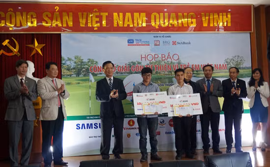 Ông Võ Hồng Phúc - Nguyên Bộ trưởng Bộ Kế hoạch và Đầu tư, Chủ tịch Danh dự của Giải đấu trao học bổng toàn phần cho 2 sinh viên Thào Seo Sì và Lê Văn Tú. Ảnh: Nguyên Phong/Kinh tế đô thị. Ông Võ Hồng Phúc - Nguyên Bộ trưởng Bộ Kế hoạch và Đầu tư, Chủ tịch Danh dự của Giải đấu trao học bổng toàn phần cho 2 sinh viên Thào Seo Sì và Lê Văn Tú. Ảnh: Nguyên Phong/Kinh tế đô thị.