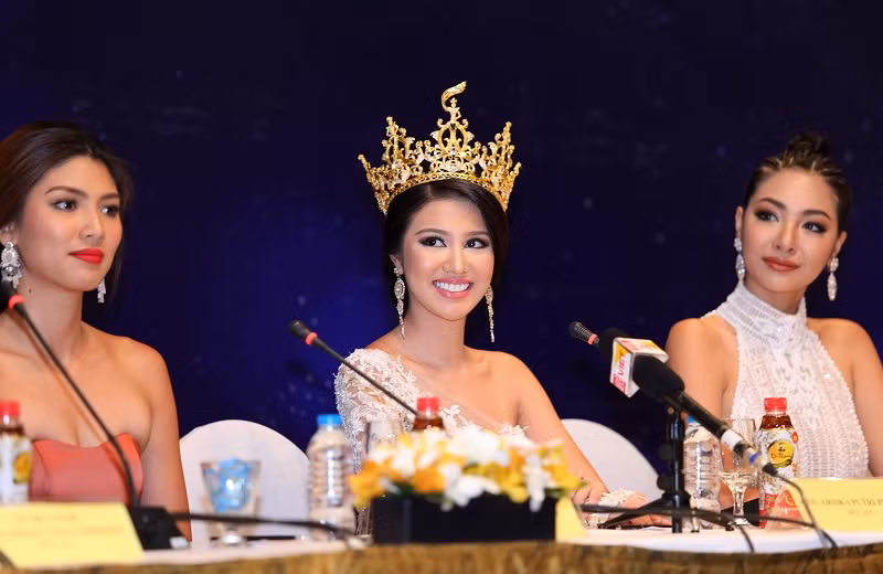 Các hoa hậu chia sẻ trong buổi họp báo vừa diễn ra ở Hà Nội cuối tháng 4/2017. Các hoa hậu chia sẻ trong buổi họp báo vừa diễn ra ở Hà Nội cuối tháng 4/2017.