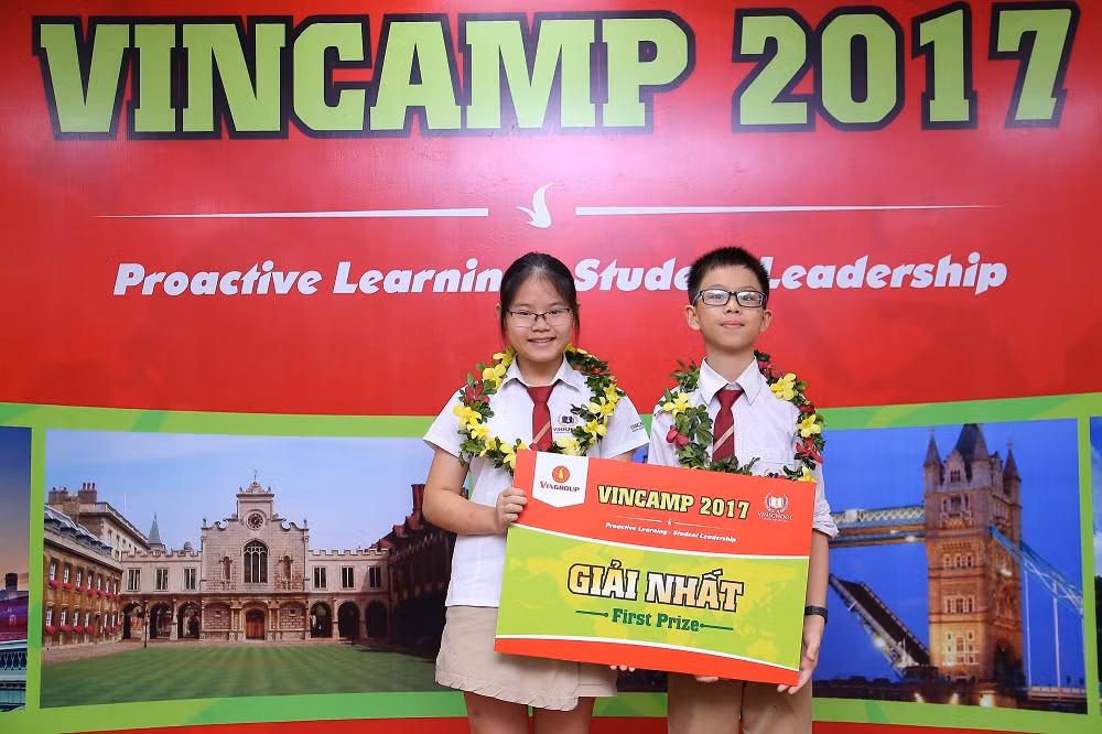 Hiền Anh - Quang Trung giành giải Nhất, trở thành 2 trong số 30 thí sinh xuất sắc nhất VinCamp 2017 dự Trại hè quốc tế kéo dài 10 ngày tại Anh quốc trong tháng 7/2017.