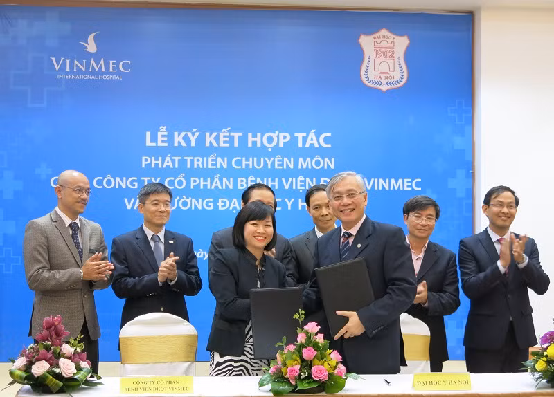 Tổng Giám đôc Tập đoàn Vingroup - bà Dương Mai Hoa và PGS.TS Nguyễn Đức Hinh - Hiệu trưởng Trường ĐH Y Hà Nội cùng ký kết văn bản hợp tác nghiên cứu khoa học và đào tạo nhân lực chất lượng cao. Tổng Giám đôc Tập đoàn Vingroup - bà Dương Mai Hoa và PGS.TS Nguyễn Đức Hinh - Hiệu trưởng Trường ĐH Y Hà Nội cùng ký kết văn bản hợp tác nghiên cứu khoa học và đào tạo nhân lực chất lượng cao.