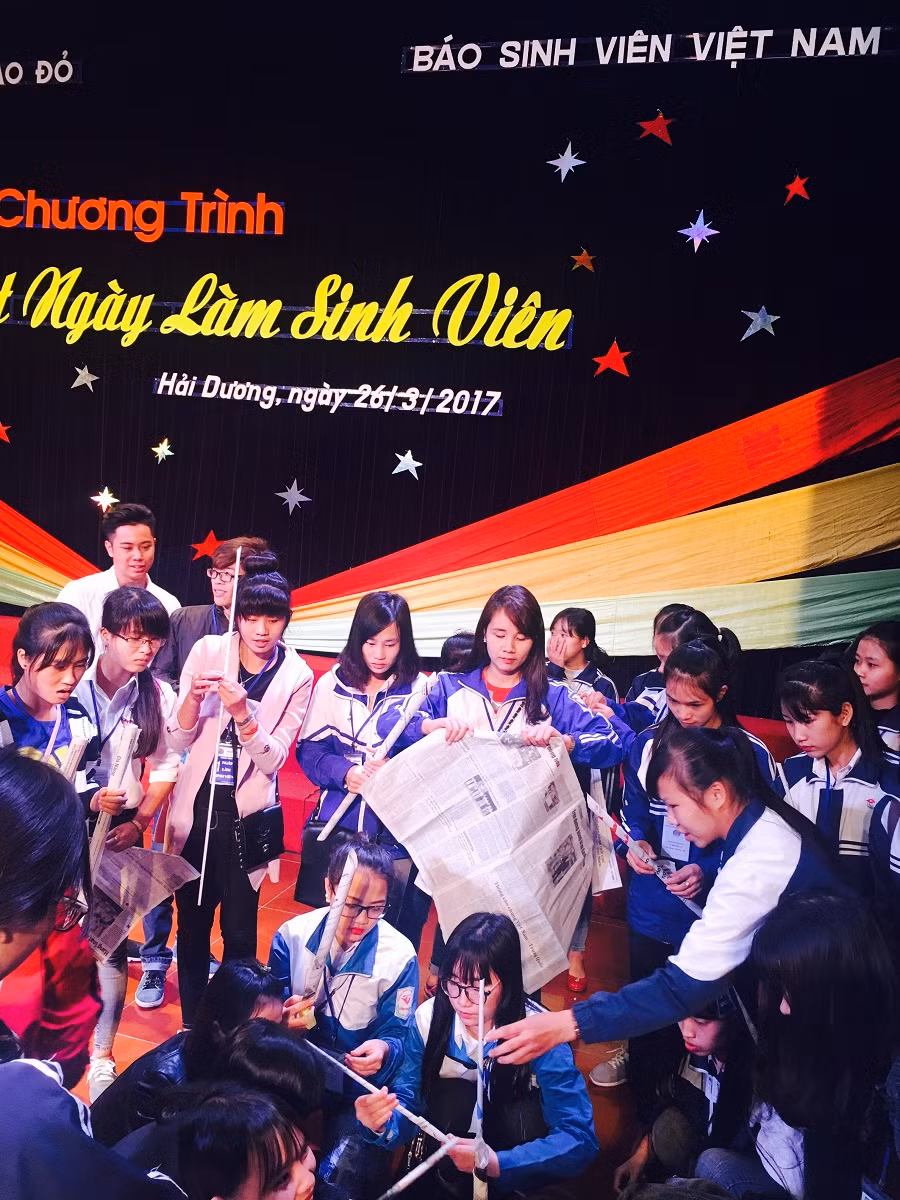 Học sinh hào hứng tham gia một tiết học về kỹ năng mềm do các thầy cô khoa Giáo dục Chính trị&amp; Thể chất- Trường Đại học Sao Đỏ giảng dạy.