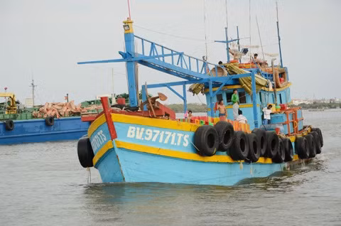 Hợp tác đưa tàu cá ra nước ngoài khai thác thủy sản sẽ góp phần hạn chế tình trạng tàu cá xâm phạm vùng biển nước ngoài đánh bắt hải sản trái phép. ảnh: Một chiếc tàu hành nghề lưới vây vươn khơi. (Ảnh: Báo Bà Rịa - Vũng Tàu). Hợp tác đưa tàu cá ra nước ngoài khai thác thủy sản sẽ góp phần hạn chế tình trạng tàu cá xâm phạm vùng biển nước ngoài đánh bắt hải sản trái phép. ảnh: Một chiếc tàu hành nghề lưới vây vươn khơi. (Ảnh: Báo Bà Rịa - Vũng Tàu).