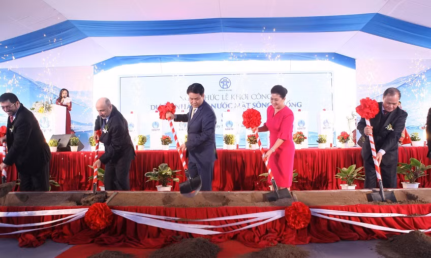 Các quan khách cấp cao thực hiện nghi thức ấn nút để chính thức khởi công xây dựng Dự án Nhà Máy Nước Mặt Sông Đuống. Các quan khách cấp cao thực hiện nghi thức ấn nút để chính thức khởi công xây dựng Dự án Nhà Máy Nước Mặt Sông Đuống.