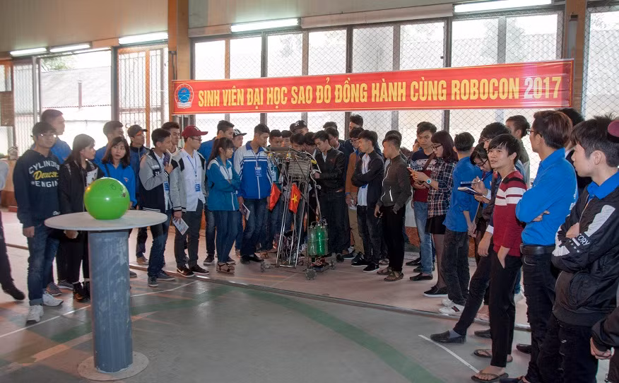 ... và được tham quan thư viện, thi đấu robocon, tham gia sàn giao dịch việc làm.