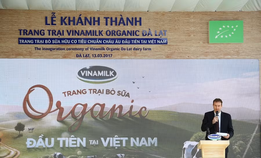 Ông Richard De Boer, đại diện tổ chức chứng nhận độc lập Control Union Hà Lan chia sẻ trong lễ khánh thành trang trại Vinamilk Organic Đà Lạt. Ông Richard De Boer, đại diện tổ chức chứng nhận độc lập Control Union Hà Lan chia sẻ trong lễ khánh thành trang trại Vinamilk Organic Đà Lạt.