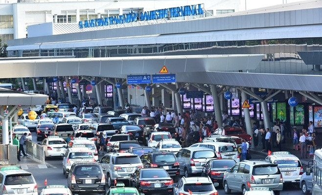 Khu vực đón trả khách quốc nội tại sân bay Tân Sơn Nhất thường xuyên rơi vào cảnh kẹt xe. ảnh: Lê Quân/Báo điện tử Zing.