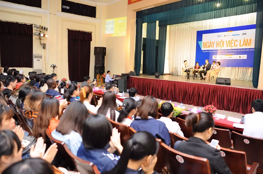 Chương trình tọa đàm trong hội trường. ảnh: Dương Triều.