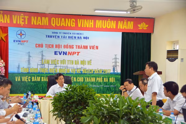 Ông Đặng Phan Tường: "Nhiệm vụ cung cấp điện cho Hà Nội và 5 tỉnh lân cận là hết sức quan trọng". ảnh: evnnpt. Ông Đặng Phan Tường: "Nhiệm vụ cung cấp điện cho Hà Nội và 5 tỉnh lân cận là hết sức quan trọng". ảnh: evnnpt.