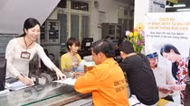 Triển khai thu Bảo hiểm y tế, Bảo hiểm xã hội qua hệ thống Bưu điện tạo sự thuận lợi cho người dân. ảnh: vnpost.