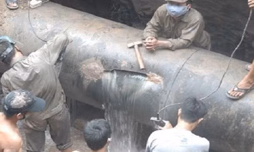 Đường nước sông Đà vỡ nhiều lần, gây hậu quả nghiêm trọng. ảnh: Hồng Liên.
