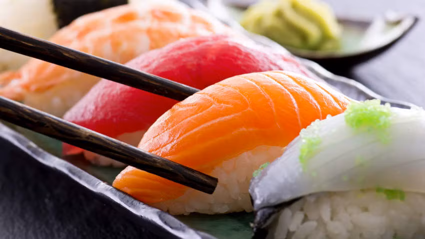 Mặc dù ghi nhận bị nhiễm ấu trùng anisakiasis là rất hiếm gặp, nhưng các bác sĩ vẫn khuyên phụ nữ mang thai không nên ăn shushi. ảnh: gettyimages