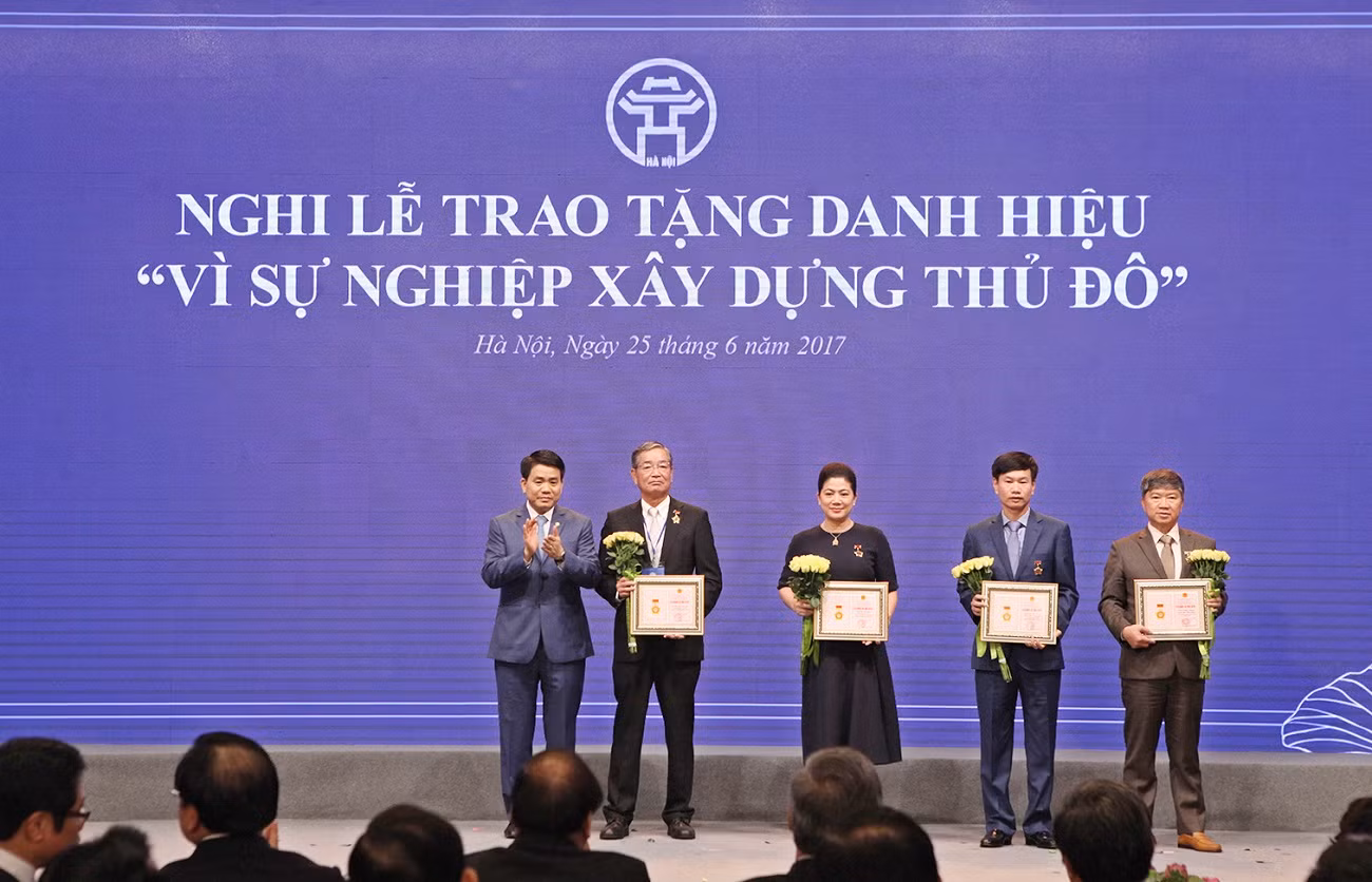 Bà Đỗ Thị Kim Liên được trao tặng danh hiệu "Vì sự nghiệp xây dựng Thủ đô" vì có nhiều đóng góp tích cực đối với sự phát triển kinh tế xã hội chung của Thủ đô năm 2017. ảnh: AT.