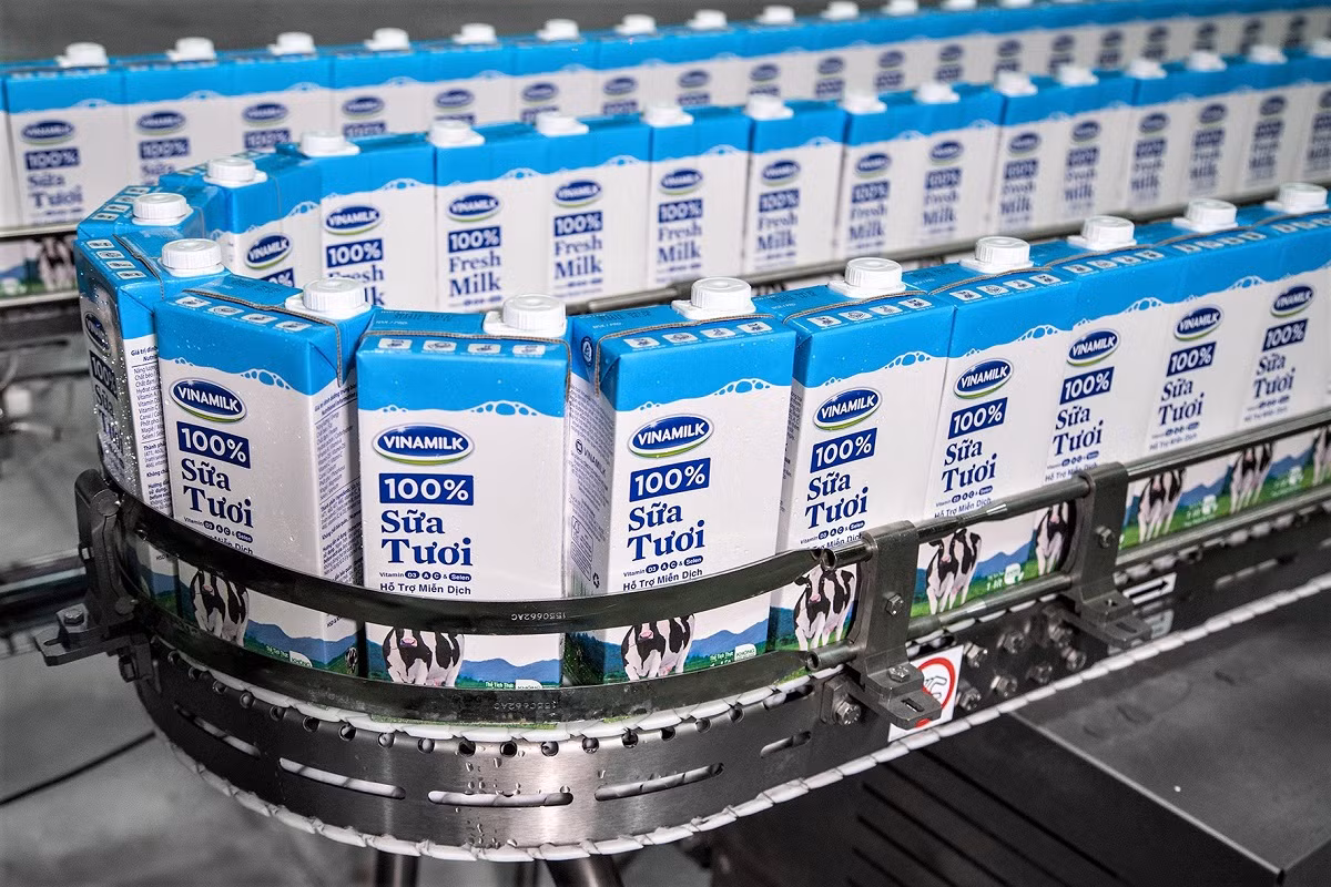 Dây chuyền sản xuất sữa nước tại nhà máy Mega.