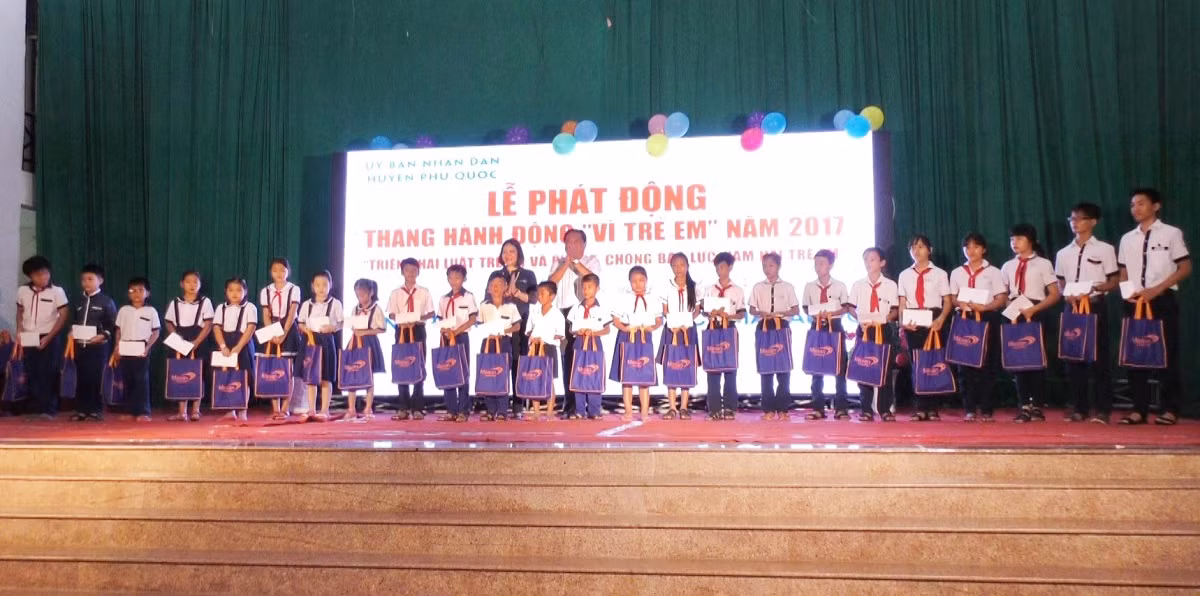 MaSan PQ trao tặng 300 suất học bổng cho các em học sinh giỏi, vượt khó học tập, trẻ em có hoàn cảnh đặc biệt tại Phú Quốc. MaSan PQ trao tặng 300 suất học bổng cho các em học sinh giỏi, vượt khó học tập, trẻ em có hoàn cảnh đặc biệt tại Phú Quốc.
