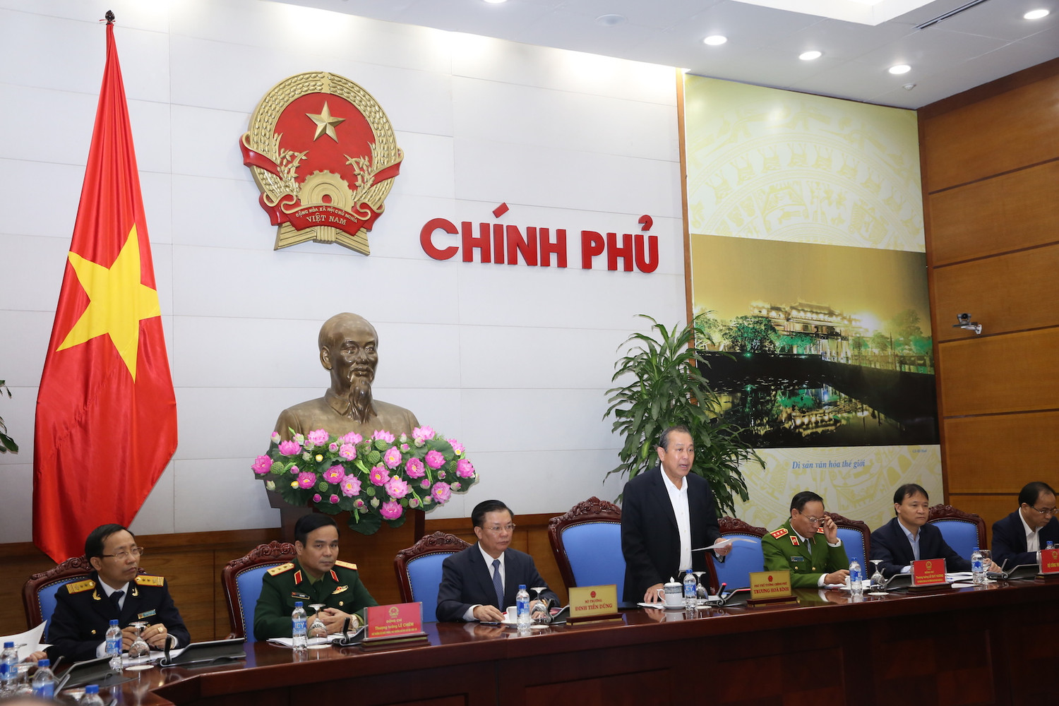 Phó Thủ tướng Thường trực Trương Hòa Bình yêu cầu điều chuyển hoặc thay thế người đứng đầu các cơ quan, đơn vị không đáp ứng được yêu cầu nhiệm vụ, có biểu hiện bao che, dung túng cho buôn lậu. ảnh: VGP. Phó Thủ tướng Thường trực Trương Hòa Bình yêu cầu điều chuyển hoặc thay thế người đứng đầu các cơ quan, đơn vị không đáp ứng được yêu cầu nhiệm vụ, có biểu hiện bao che, dung túng cho buôn lậu. ảnh: VGP.