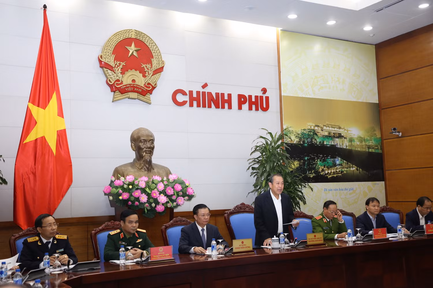 Phó Thủ tướng Thường trực Trương Hòa Bình yêu cầu điều chuyển hoặc thay thế người đứng đầu các cơ quan, đơn vị không đáp ứng được yêu cầu nhiệm vụ, có biểu hiện bao che, dung túng cho buôn lậu. ảnh: VGP.