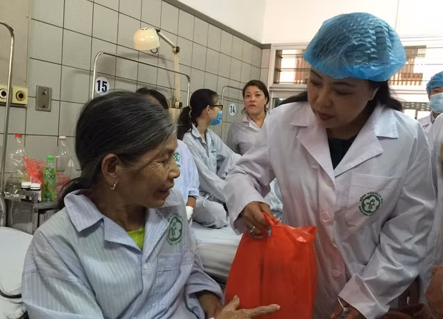 Bộ trưởng Nguyễn Thị Kim Tiến thăm bệnh nhân chạy thận của Bệnh viện Đa khoa Hoà Bình, được chuyển về Bệnh viện Bạch Mai. Ảnh: Võ Thu/Gia đình xã hội. Bộ trưởng Nguyễn Thị Kim Tiến thăm bệnh nhân chạy thận của Bệnh viện Đa khoa Hoà Bình, được chuyển về Bệnh viện Bạch Mai. Ảnh: Võ Thu/Gia đình xã hội.