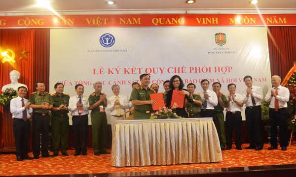 Bảo hiểm xã hội Việt Nam và Tổng cục Cảnh sát ký quy chế phối hợp giai đoạn 2017-2020. ảnh: bhxhvn. Bảo hiểm xã hội Việt Nam và Tổng cục Cảnh sát ký quy chế phối hợp giai đoạn 2017-2020. ảnh: bhxhvn.