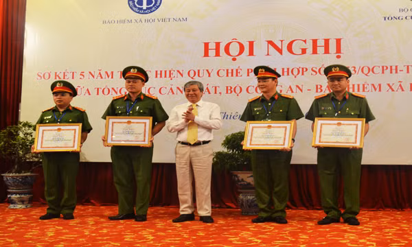 Bảo hiểm xã hội Việt Nam khen thưởng các tập thể, cá nhân thuộc ngành Công an. Bảo hiểm xã hội Việt Nam khen thưởng các tập thể, cá nhân thuộc ngành Công an.