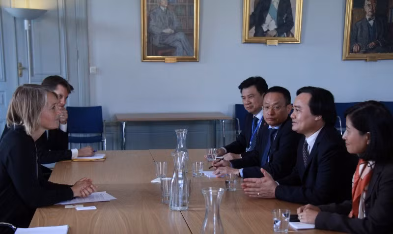 Bộ trưởng Phùng Xuân Nhạ làm việc tại Thụy Điển.