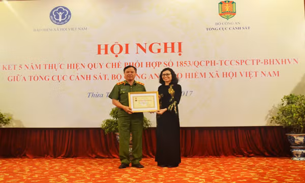 Trao tặng Kỷ niệm chương Vì sự nghiệp Bảo hiểm xã hội cho lãnh đạo Tổng cục Cảnh sát. Trao tặng Kỷ niệm chương Vì sự nghiệp Bảo hiểm xã hội cho lãnh đạo Tổng cục Cảnh sát.
