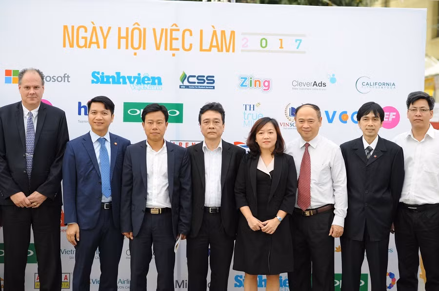 Các đại biểu chụp ảnh lưu niệm cùng ban tổ chức chương trình. ảnh: Dương Triều.