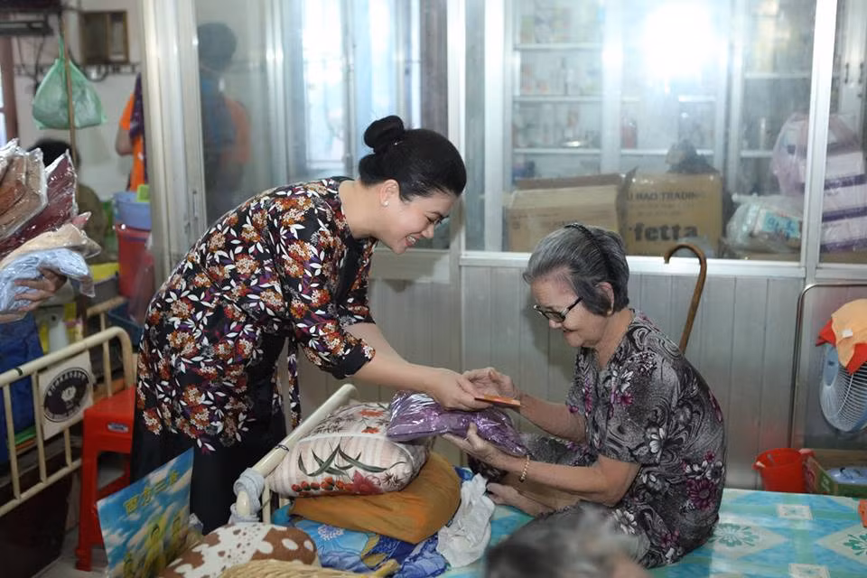 ... và họ cũng luôn yêu mến gọi chị Liên là "con gái".