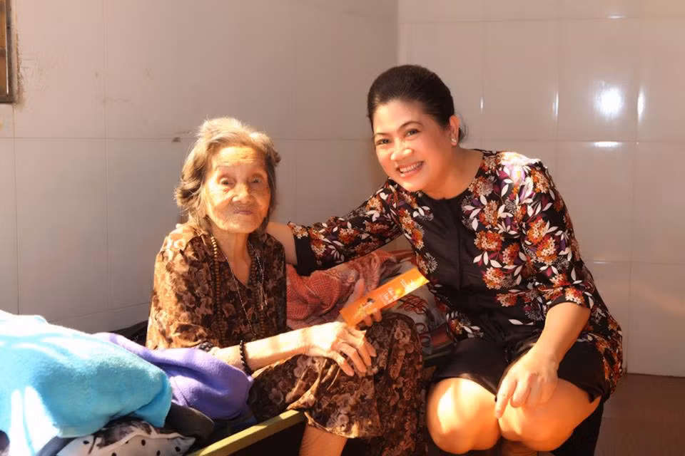 Những cụ bà ở tuổi gần đất xa trời rạng ngời niềm vui khi được lì xì và những lời cầu chúc cho sức khỏe...