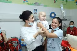 Chị Liên chia sẻ, mỗi khi có dịp thuận lợi, chị lại đưa các con đi cùng những chuyến từ thiện. Đó là cách để con trẻ biết yêu thương, san sẻ với người bất hạnh hơn mình.