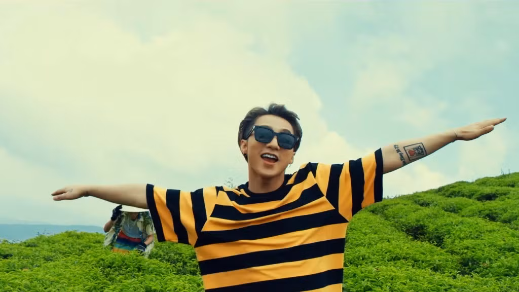 Sơn Tùng tạo dáng bay lên cùng Sky giữa đồi chè. Sơn Tùng tạo dáng bay lên cùng Sky giữa đồi chè.