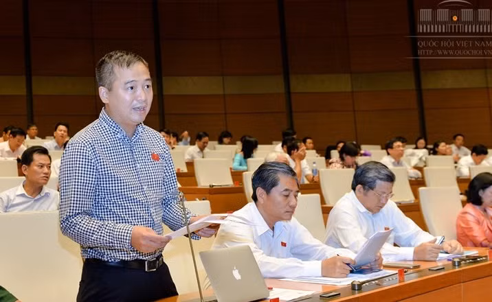Đại biểu Quốc hội Nguyễn Lân Hiếu cho rằng, khi đã nếu vấn đề bỏ biên chế với giáo dục, y tế thì cũng nên bỏ luôn biên chế với quản lý hành chính. ảnh: Trung tâm thông tin Quốc hội.