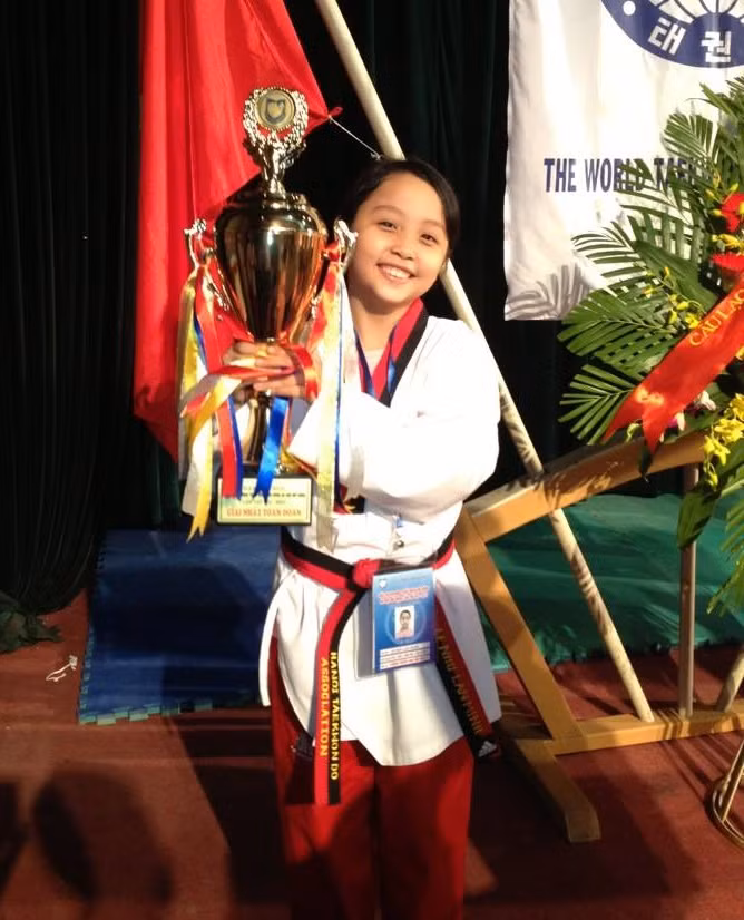 Không chỉ học giỏi, đàn hay mà Lan Minh cũng rất mạnh mẽ đạt tới đai đen một đẳng Taekwondo. ảnh: NH. Không chỉ học giỏi, đàn hay mà Lan Minh cũng rất mạnh mẽ đạt tới đai đen một đẳng Taekwondo. ảnh: NH.