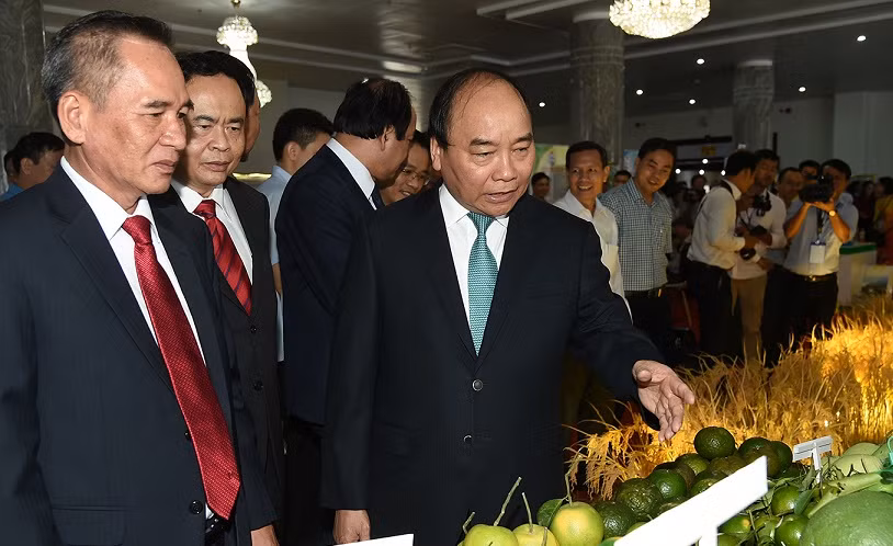 Thủ tướng Nguyễn Xuân Phúc thăm các gian hàng tại Hội nghị xúc tiến đầu tư tỉnh Hậu Giang. ảnh: vgp.