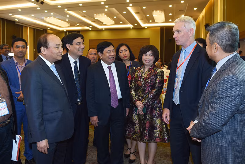 Thủ tướng trao đổi với các nhà đầu tư tham dự hội nghị. Ảnh: VGP/Quang Hiếu. Thủ tướng trao đổi với các nhà đầu tư tham dự hội nghị. Ảnh: VGP/Quang Hiếu.