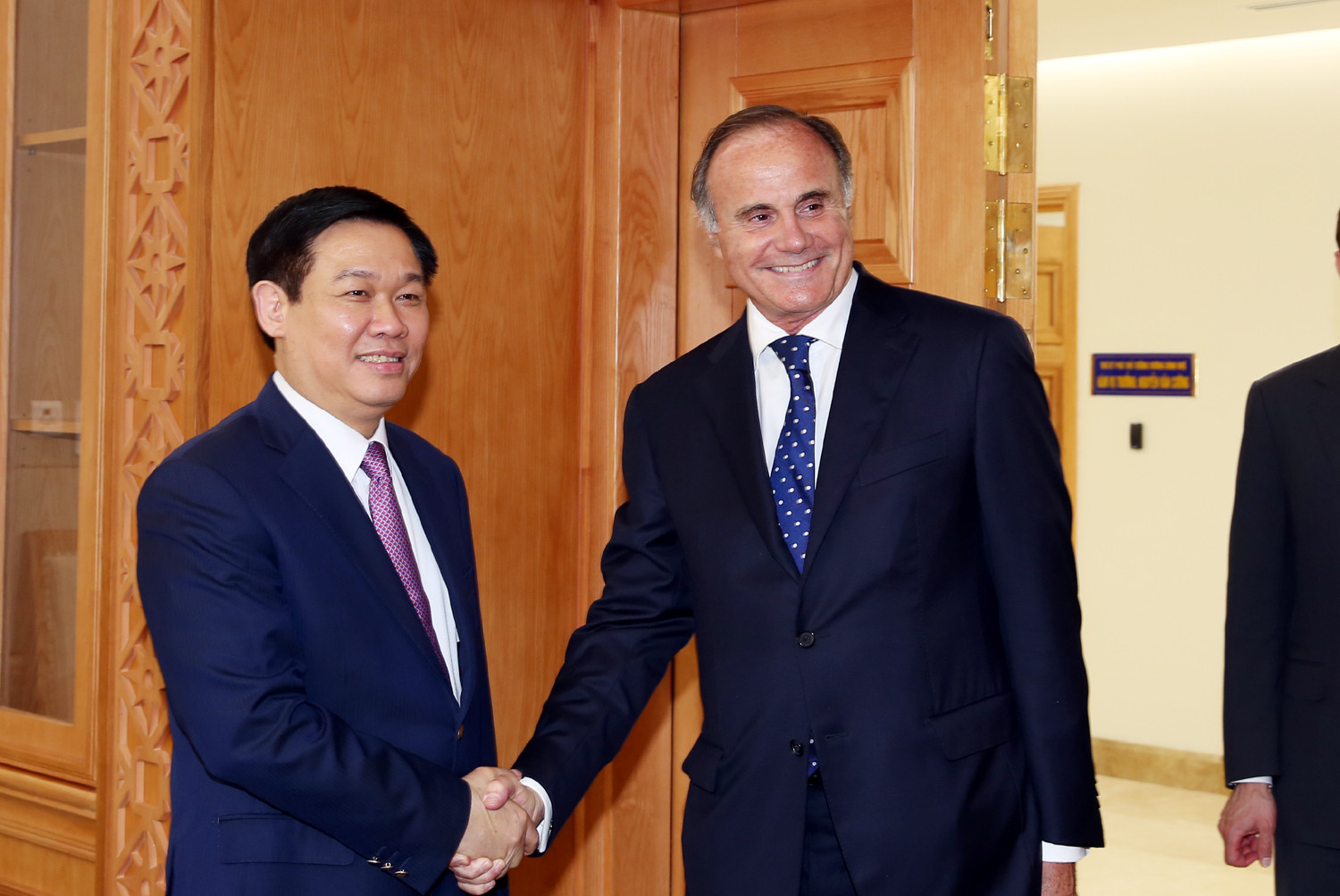 Phó Thủ tướng Vương Đình Huệ và ông Christian De Charnace, Tổng Giám đốc ngân hàng BNP Paribas khu vực châu Á-Thái Bình Dương. Ảnh: VGP/Thành Chung. Phó Thủ tướng Vương Đình Huệ và ông Christian De Charnace, Tổng Giám đốc ngân hàng BNP Paribas khu vực châu Á-Thái Bình Dương. Ảnh: VGP/Thành Chung.