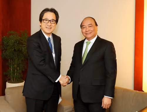 Thủ tướng Nguyễn Xuân Phúc và Chủ tịch JETRO Hiroyuki Ishige. Ảnh: VGP Thủ tướng Nguyễn Xuân Phúc và Chủ tịch JETRO Hiroyuki Ishige. Ảnh: VGP