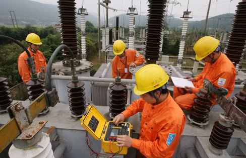 Nỗ lực không ngừng đảm bảo hệ thống điện ổn định phục vụ khách hàng. ảnh: npc. Nỗ lực không ngừng đảm bảo hệ thống điện ổn định phục vụ khách hàng. ảnh: npc.