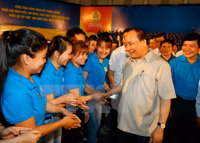 Thủ tướng Nguyễn Xuân Phúc cũng luôn quan tâm tới đời sống của công nhân, trực tiếp đối thoại và chia sẻ khó khăn với đời sống của công nhân. ảnh: TTXVN.