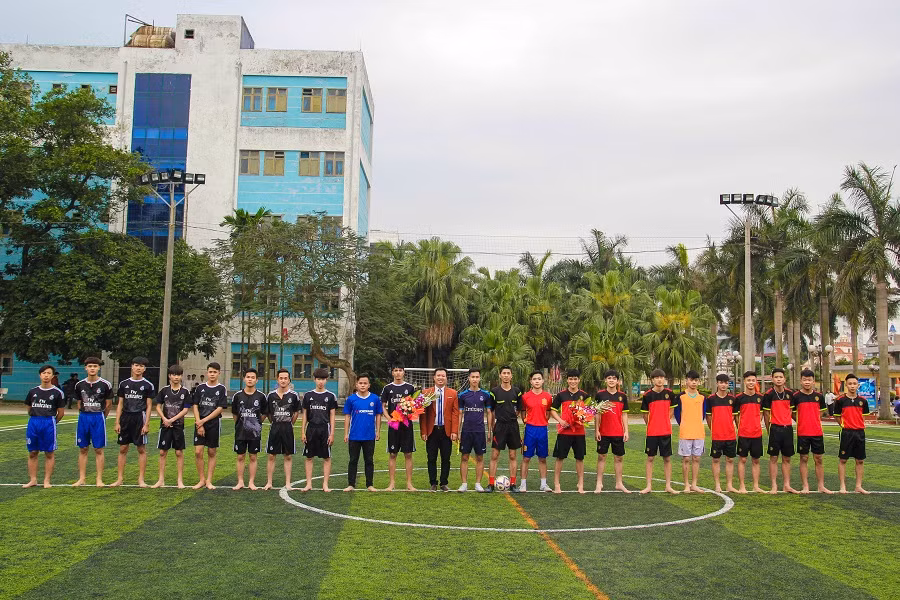 Học sinh được tham gia nhiều hoạt động thể dục thể thao: Bóng đá, bóng chuyền, cầu lông, bóng rổ…