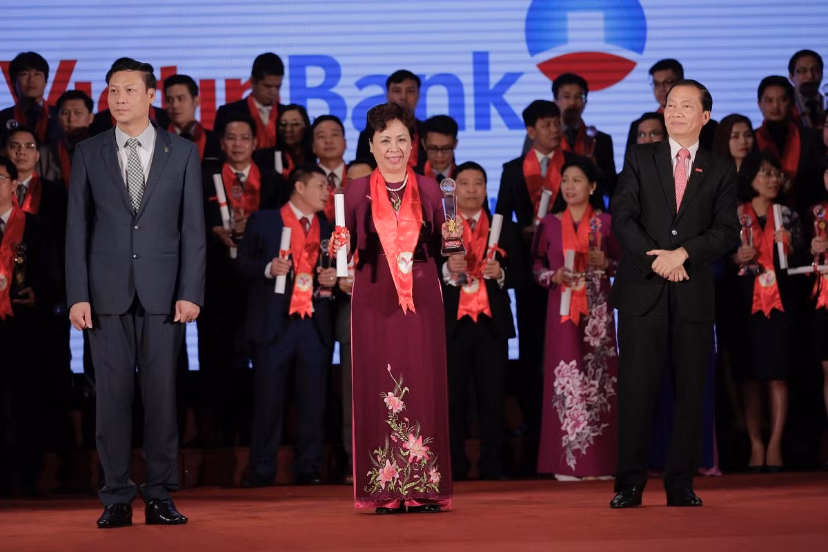 Phó Tổng Giám đốc VietinBank - bà Bùi Như Ý nhận chứng nhận Thương hiệu mạnh và cúp của Ban Tổ chức . Ảnh: Thanh Ngân. Phó Tổng Giám đốc VietinBank - bà Bùi Như Ý nhận chứng nhận Thương hiệu mạnh và cúp của Ban Tổ chức . Ảnh: Thanh Ngân.