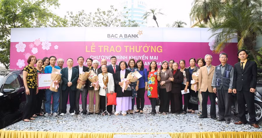 Nhiều khách hàng khác của Bac A Bank cũng may mắn giành các giải thưởng có giá trị như: Xe máy SH 150i;iPhone 7 Plus (128Gb);1 chỉ vàng SJC 9999.