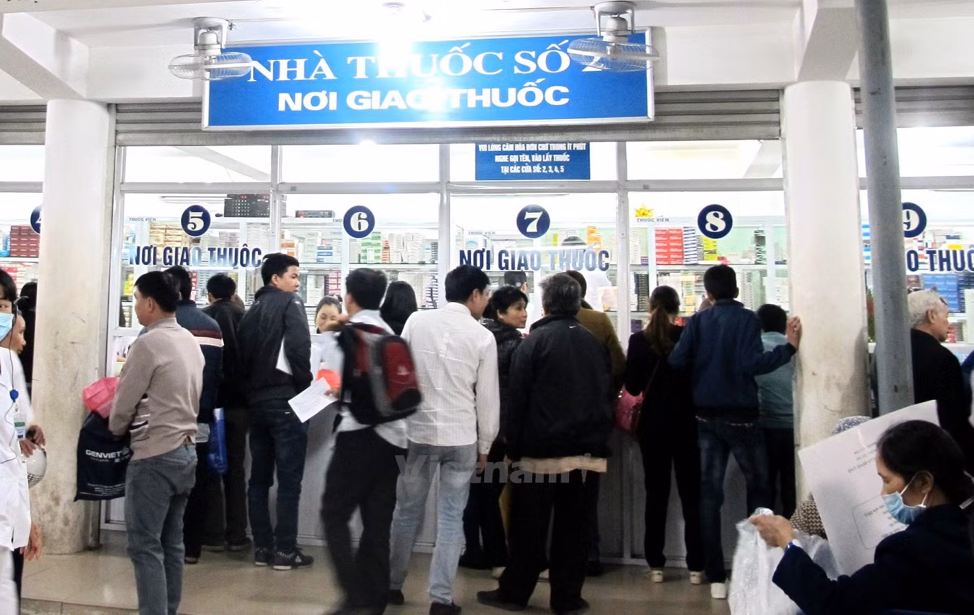 Phó Thủ tướng nêu rõ, Chính phủ quyết tâm giảm giá thuốc từ 10-15%. ảnh: TTXVN.